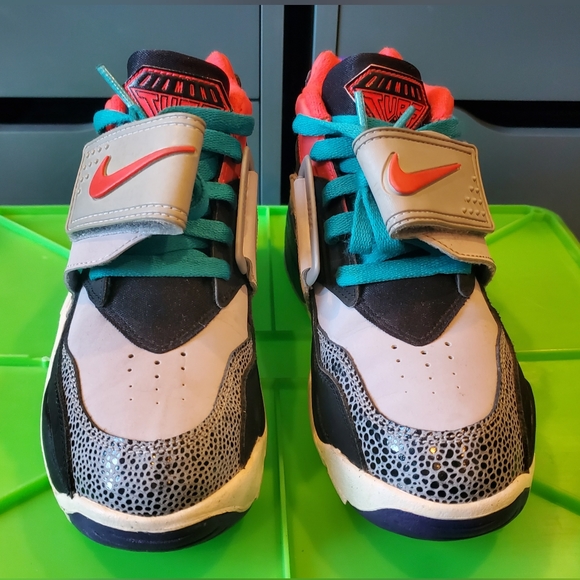 NIKE AIR DIAMOND TURF 2 GS ☆ Wolf Grey Crimson ☆ SIZE 5.5Y or 7 US WOMENS ☆ EUC - Picture 4 of 12